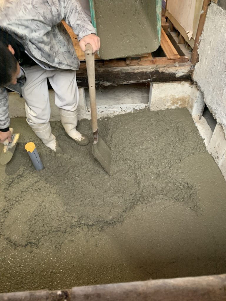 怒涛の土間打ち、断熱、気密工事へ