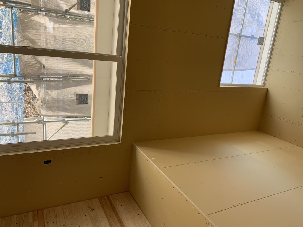 池のほとりの家　内装もチャクチャク