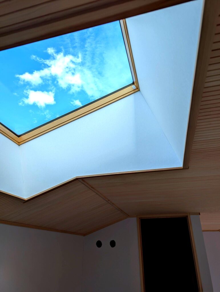 リビングから空を見上げる