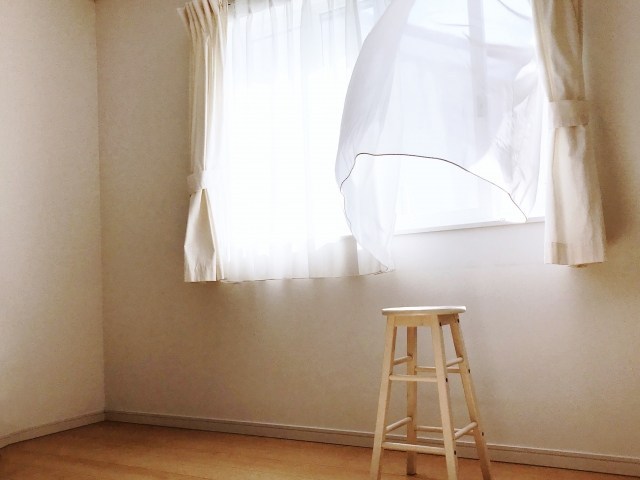 暑い夏、窓は開けるか、閉めるか？