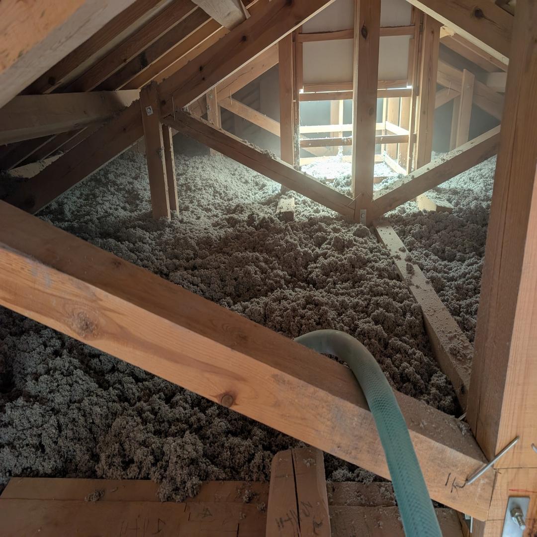 自然素材で家族を包む　セルロースファイバー施工