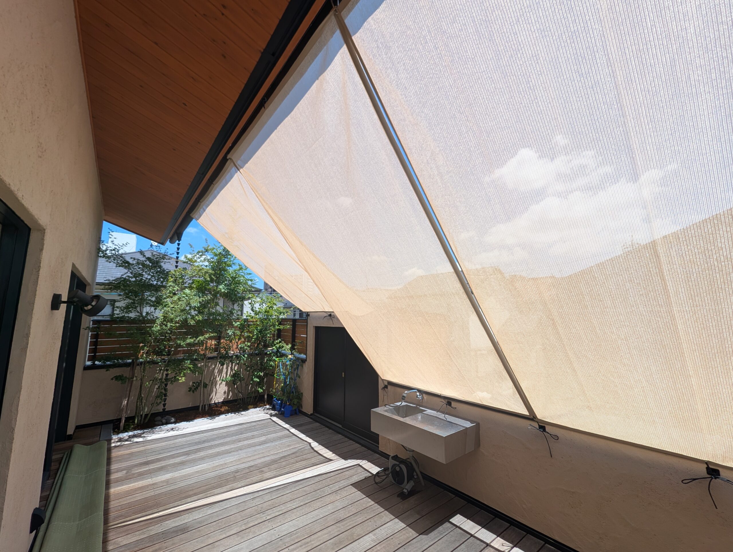 日よけは「外」で！家族の快適な夏の暮らしを守る工夫